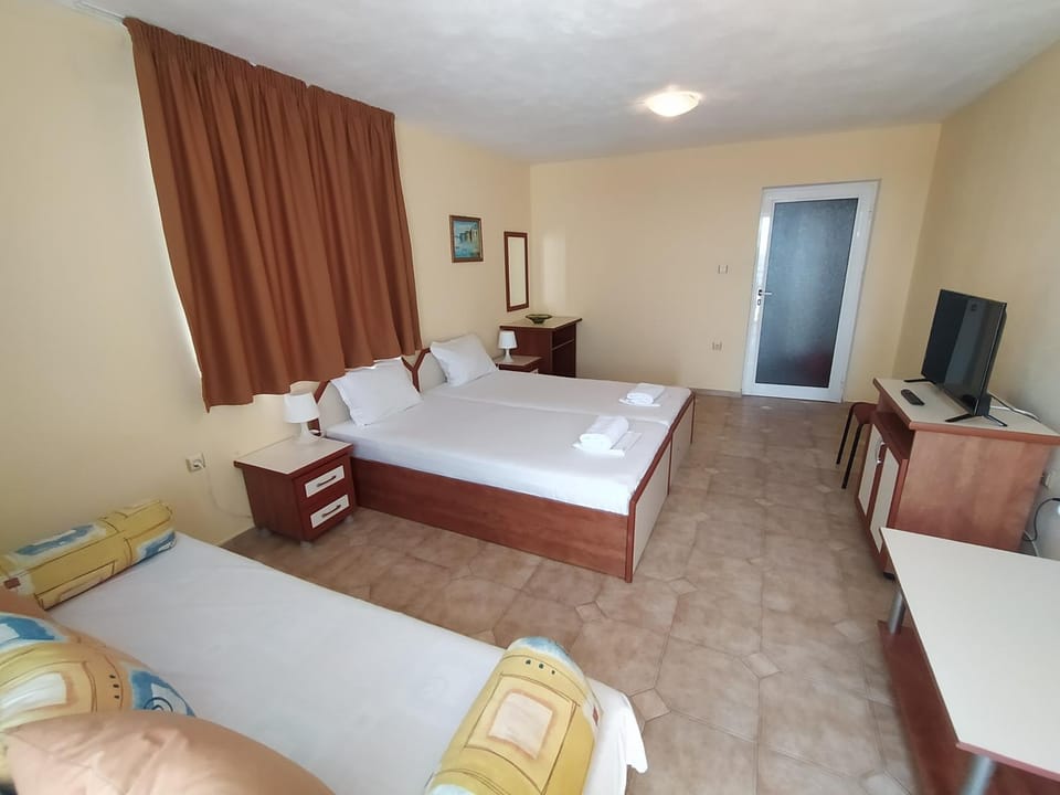 Communal lounge/ TV room, Bed, TV and multimedia, Photo of the whole room, towels