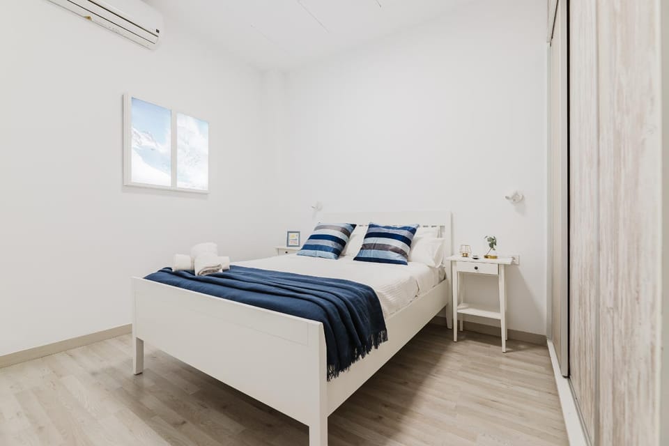 Bed, Photo of the whole room, Bedroom, air conditioner