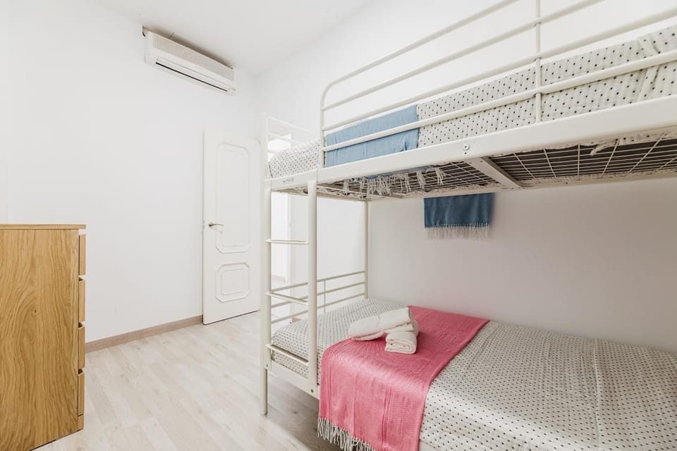 Bed, Photo of the whole room, Bedroom, bunk bed, air conditioner
