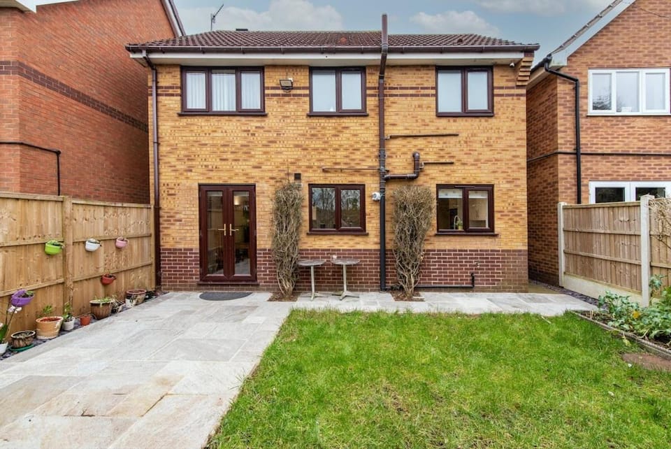 5 Bedroom Family & Contractor House in Nuthall, Nottingham - Sleeps 9 - By CircleWay Homes House in Nottingham