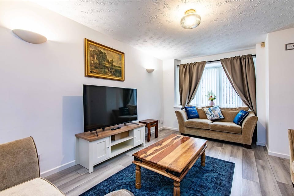 5 Bedroom Family & Contractor House in Nuthall, Nottingham - Sleeps 9 - By CircleWay Homes House in Nottingham