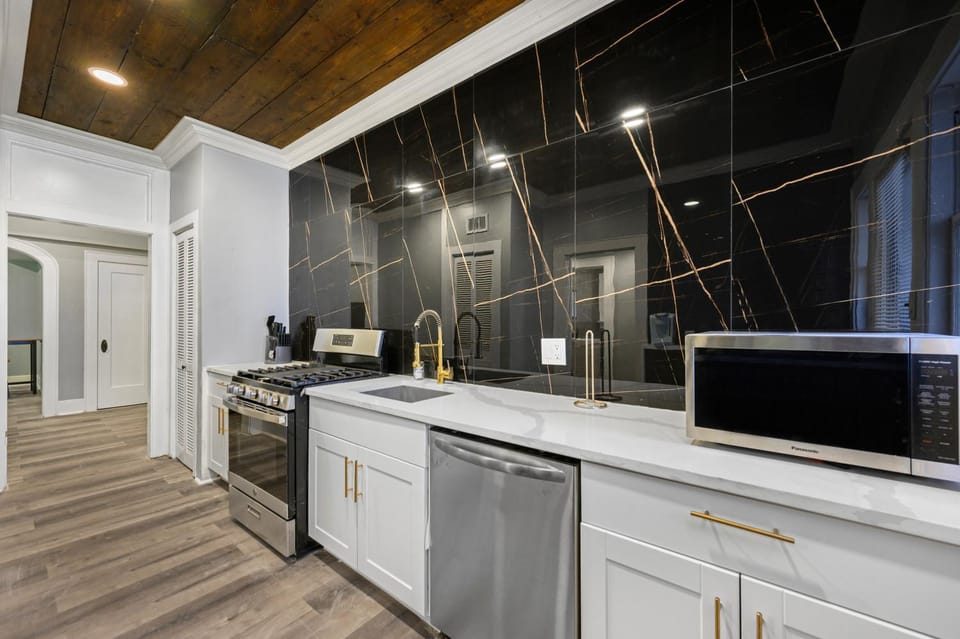 Modern Chic Montrose 3BR Apartment with King Bed Apartment in Houston