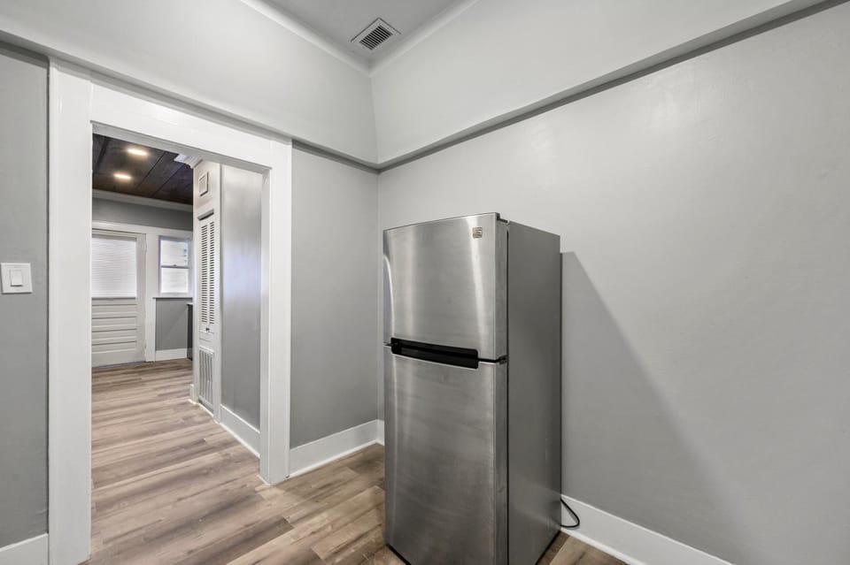 Modern Chic Montrose 3BR Apartment with King Bed Apartment in Houston