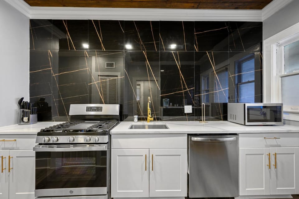 Modern Chic Montrose 3BR Apartment with King Bed Apartment in Houston