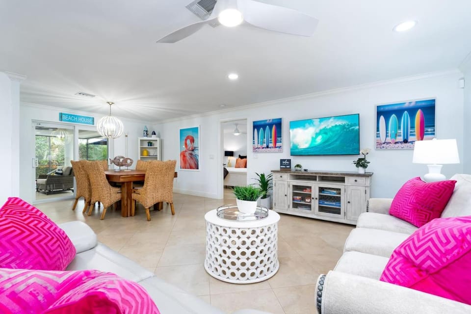 Beachside RetreatPool, Hot Tub & Fire Pit House in Marco Island