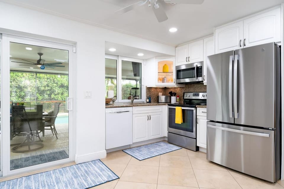 Beachside RetreatPool, Hot Tub & Fire Pit House in Marco Island