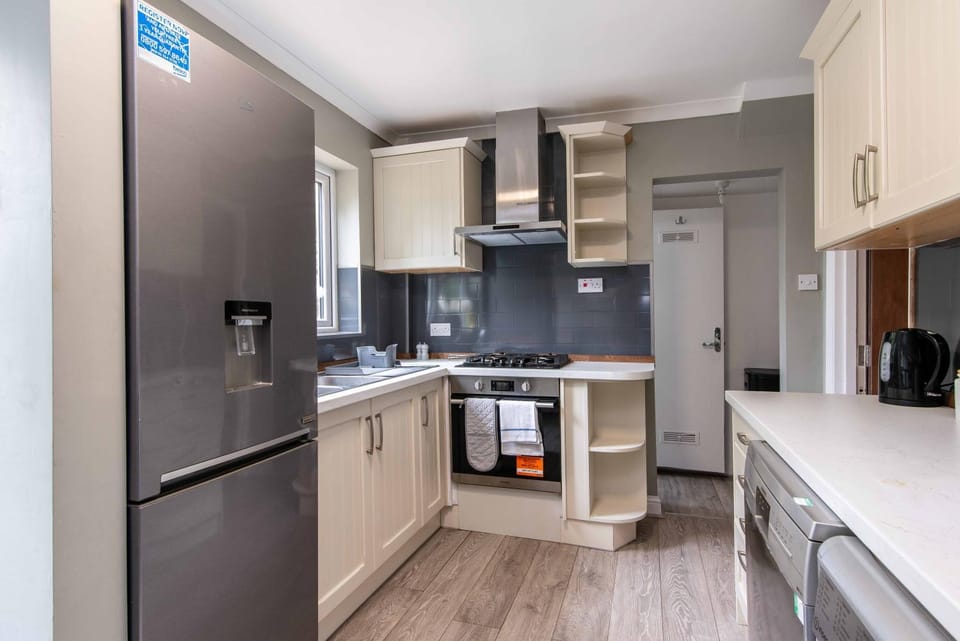 3 Bedroom Family & Contractor House in Aspley, Nottingham - Sleeps 5 - By CircleWay Homes House in Nottingham
