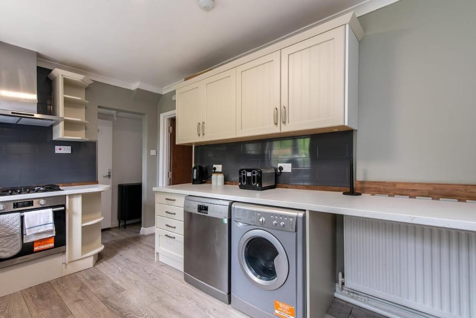 3 Bedroom Family & Contractor House in Aspley, Nottingham - Sleeps 5 - By CircleWay Homes House in Nottingham