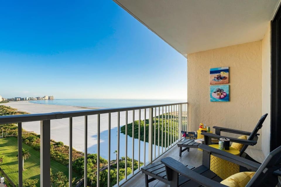 Waterfront Condo Beach Access & Pool Luxury Apartment in Marco Island