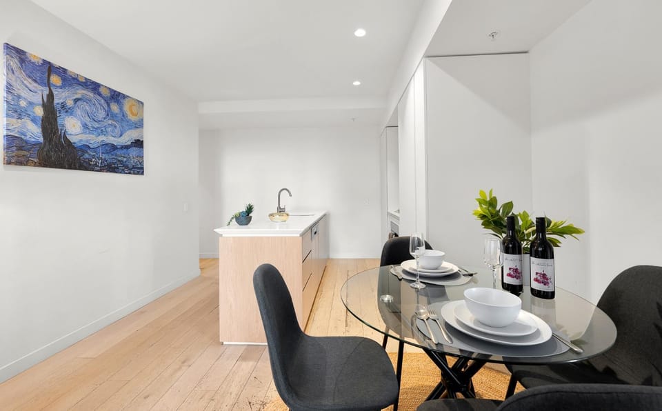 Central Location CBD Escape - Stunning Views, Pool and Gym Access Apartment in Melbourne