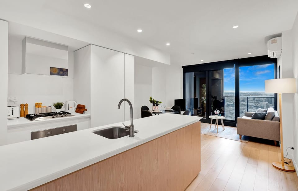 Central Location CBD Escape - Stunning Views, Pool and Gym Access Apartment in Melbourne