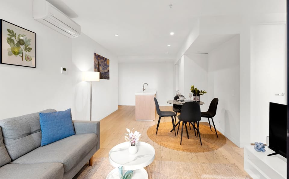 Central Location CBD Escape - Stunning Views, Pool and Gym Access Apartment in Melbourne