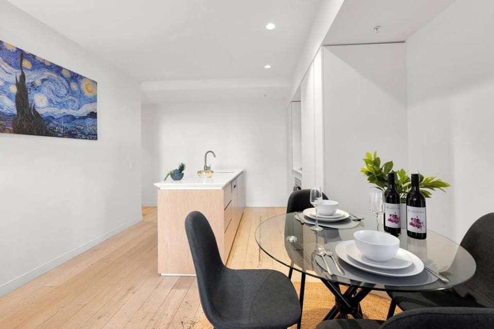Central Location CBD Escape - Stunning Views, Pool and Gym Access Apartment in Melbourne