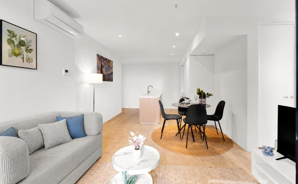Central Location CBD Escape - Stunning Views, Pool and Gym Access Apartment in Melbourne