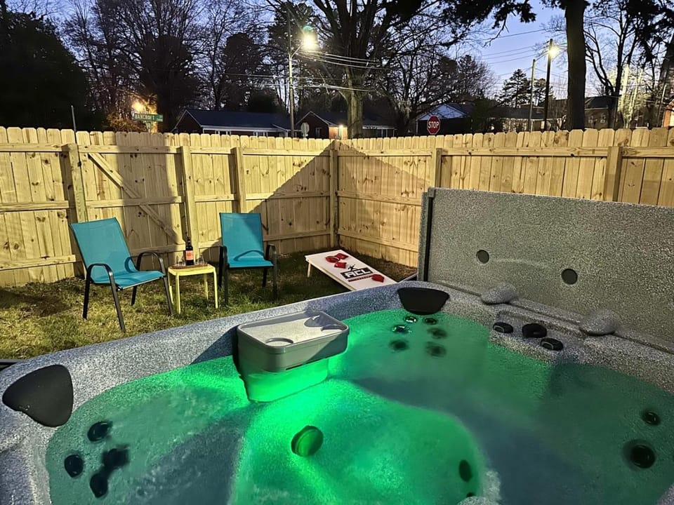 Bold Uptown Retreat - Hot Tub - 6 Beds House in Charlotte