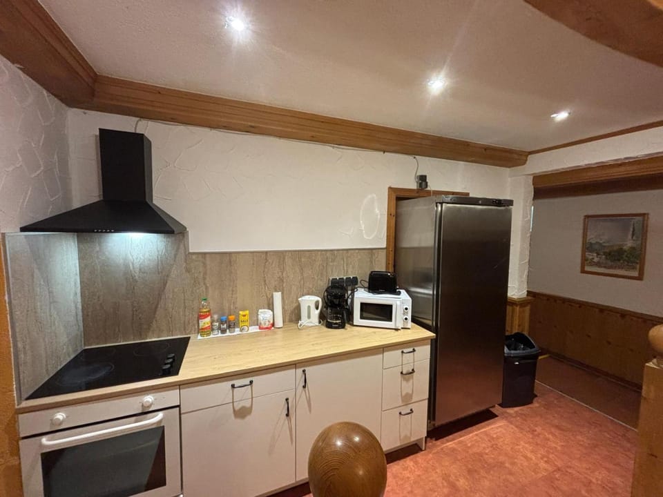 Coffee/tea facilities, Kitchen or kitchenette, oven, stove, toaster
