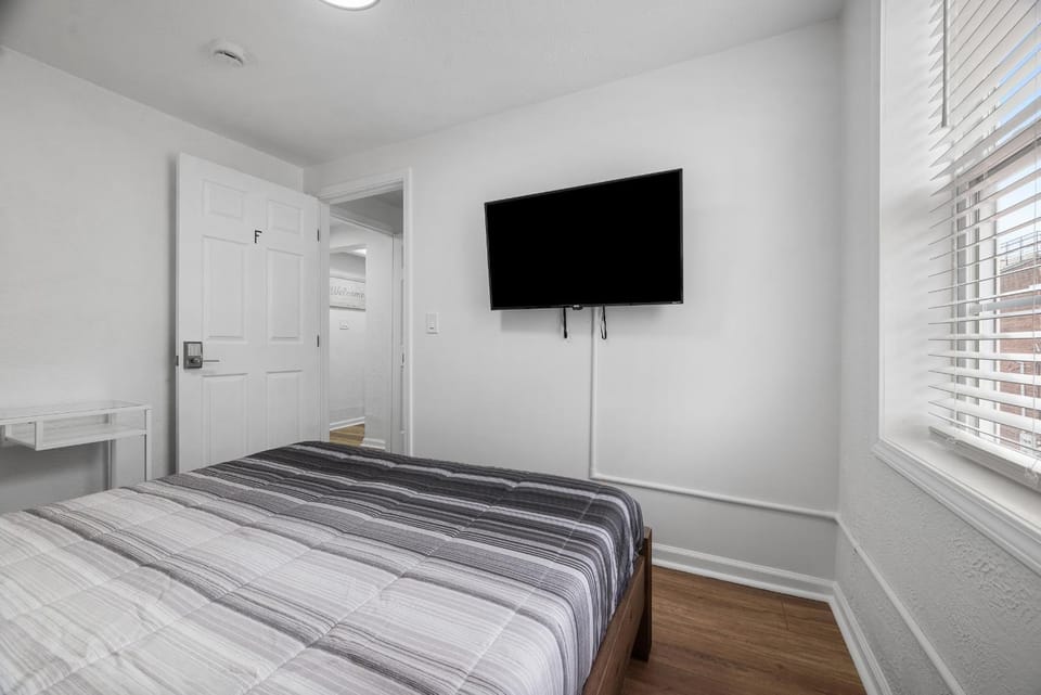 Bloomfield Pittsburgh F Stylish Cozy Private Bedroom, Shared Bathroom, with Free Parking Vacation rental in Pittsburgh