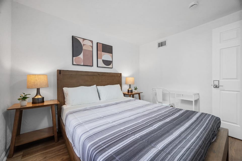 Bloomfield Pittsburgh F Stylish Cozy Private Bedroom, Shared Bathroom, with Free Parking Vacation rental in Pittsburgh