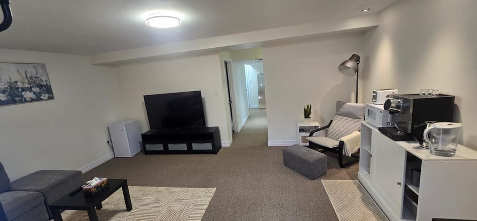 Coffee/tea facilities, Kitchen or kitchenette, Living room