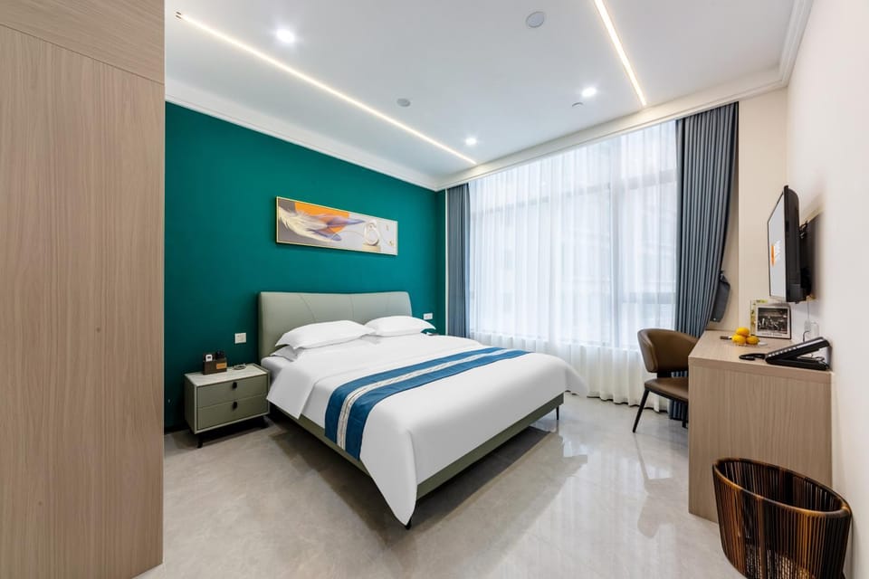 Photo of the whole room, Bedroom