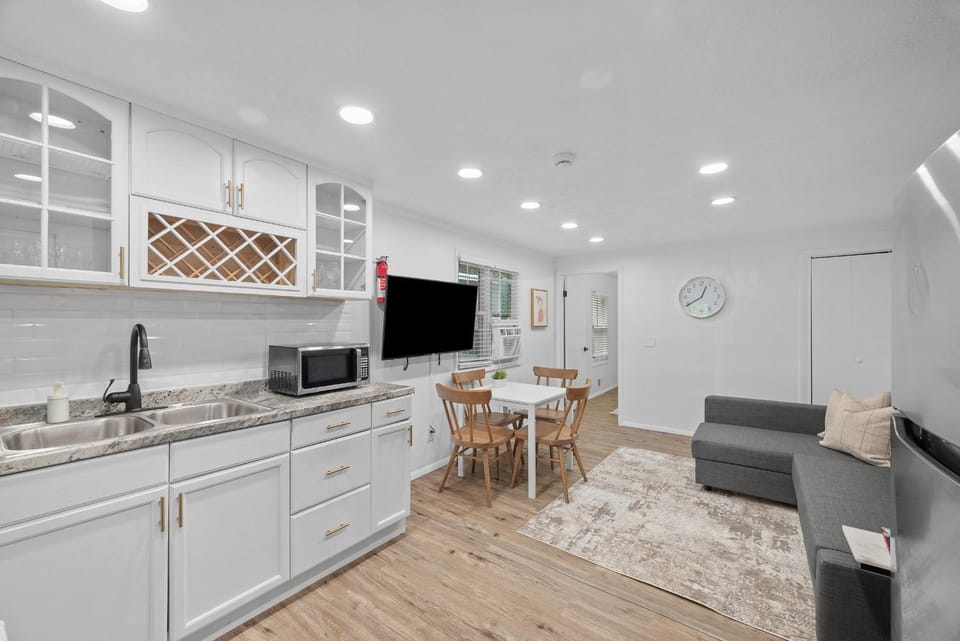 Modern and Quiet One Bedroom Apartment in Gibsonia, Pittsburgh, Unit 2 Apartment in Allegheny River