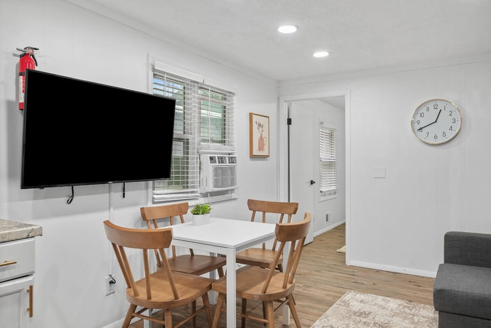 Modern and Quiet One Bedroom Apartment in Gibsonia, Pittsburgh, Unit 2 Apartment in Allegheny River