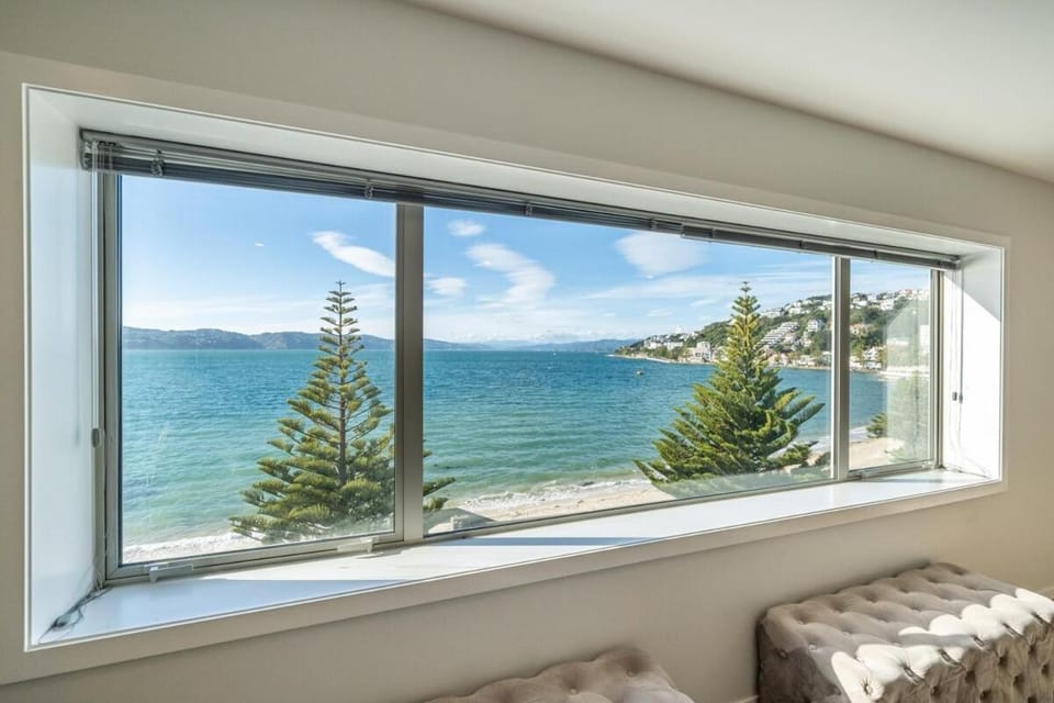 Luxury Beachfront Apartment - Private Lower Suite Apartment in Wellington