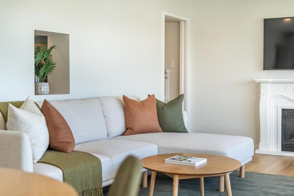 Luxury Beachfront Apartment - Private Lower Suite Apartment in Wellington