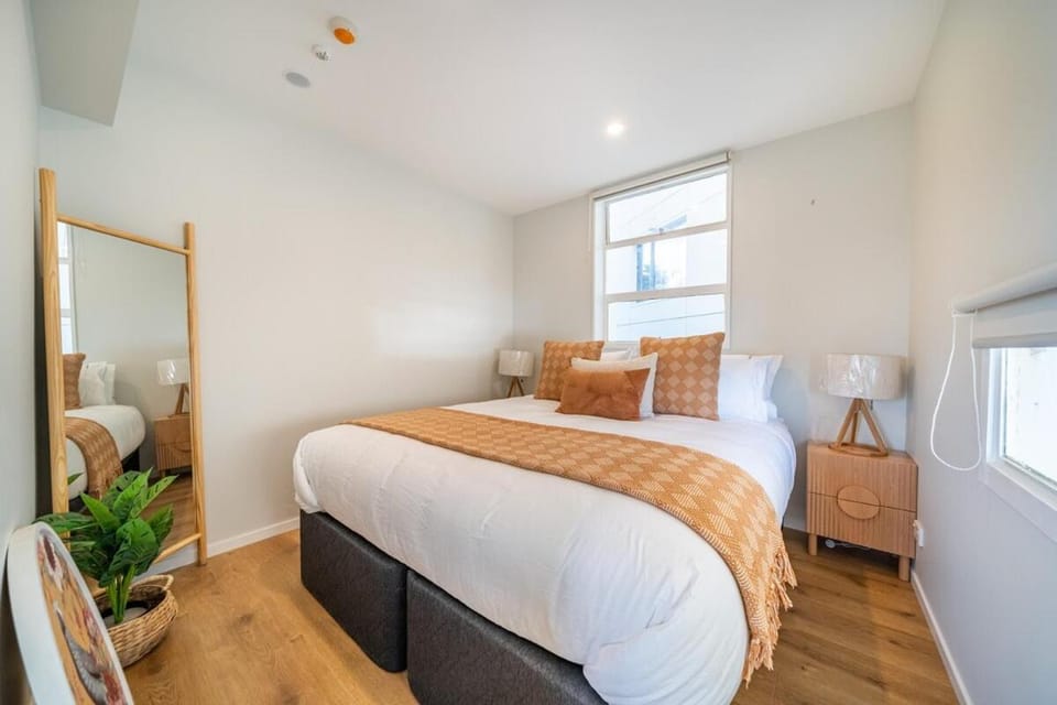 Luxury Beachfront Apartment - Private Lower Suite Apartment in Wellington