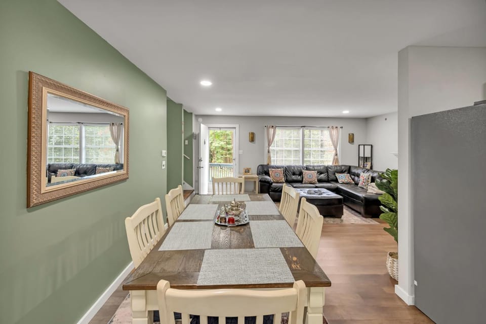 Seating area, Dining area