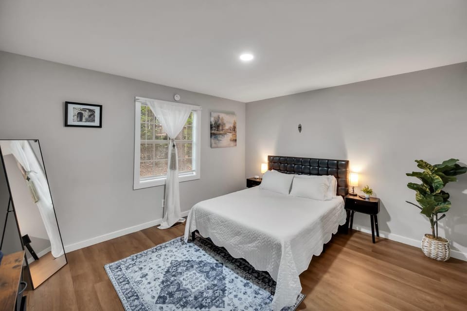 Photo of the whole room, Bedroom