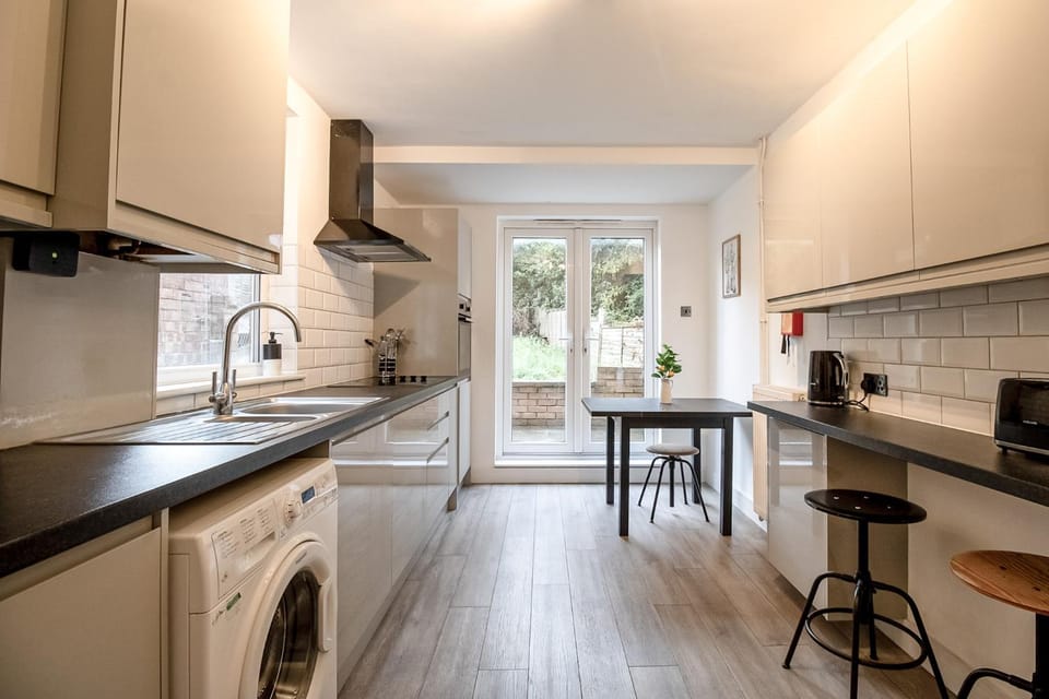 Kitchen or kitchenette, Dining area, oven, stove, toaster, washing machine