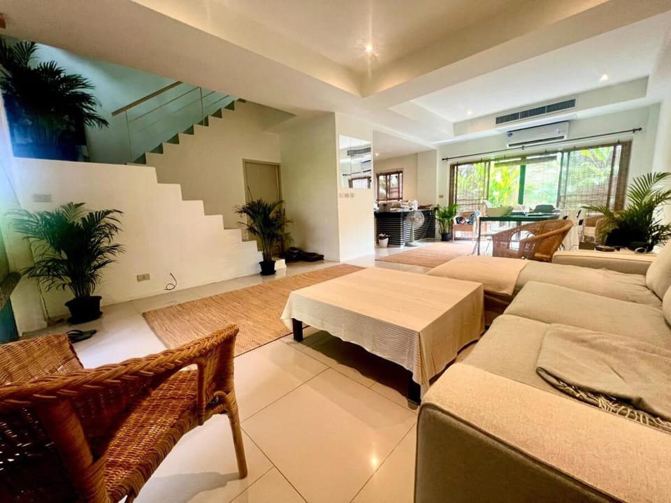 TV and multimedia, Living room, Seating area, air conditioner