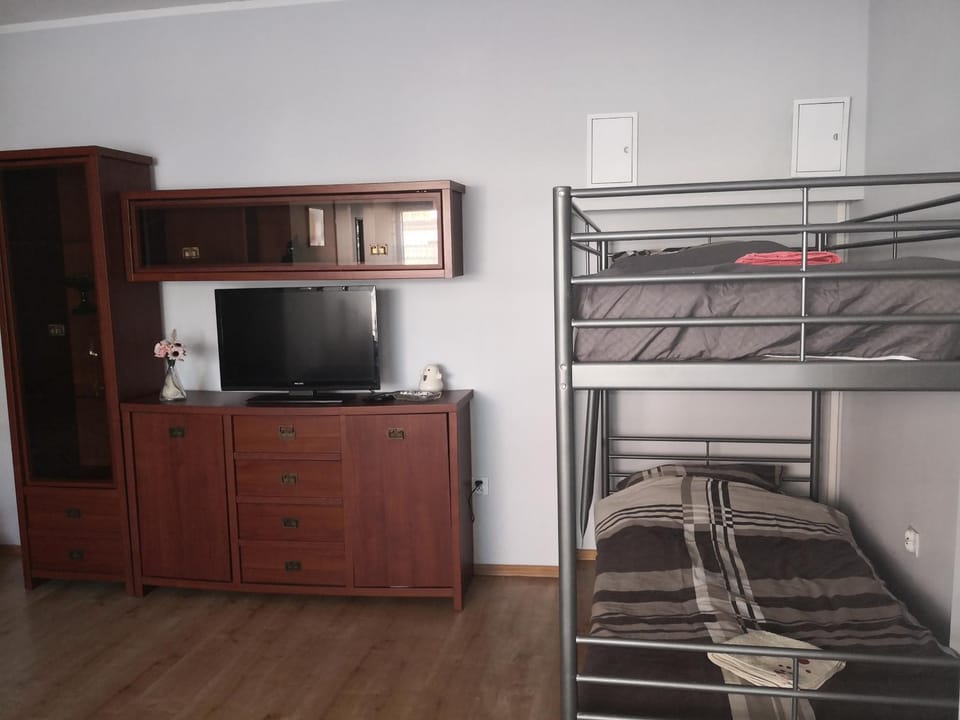 TV and multimedia, Bedroom, bunk bed, wardrobe