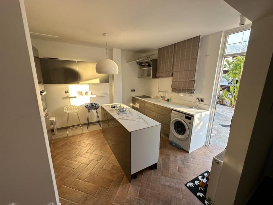 Kitchen or kitchenette, dishwasher, oven, washing machine