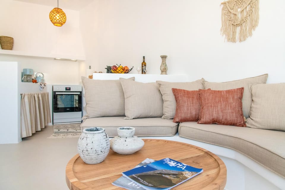 Kitchen or kitchenette, Living room, Seating area