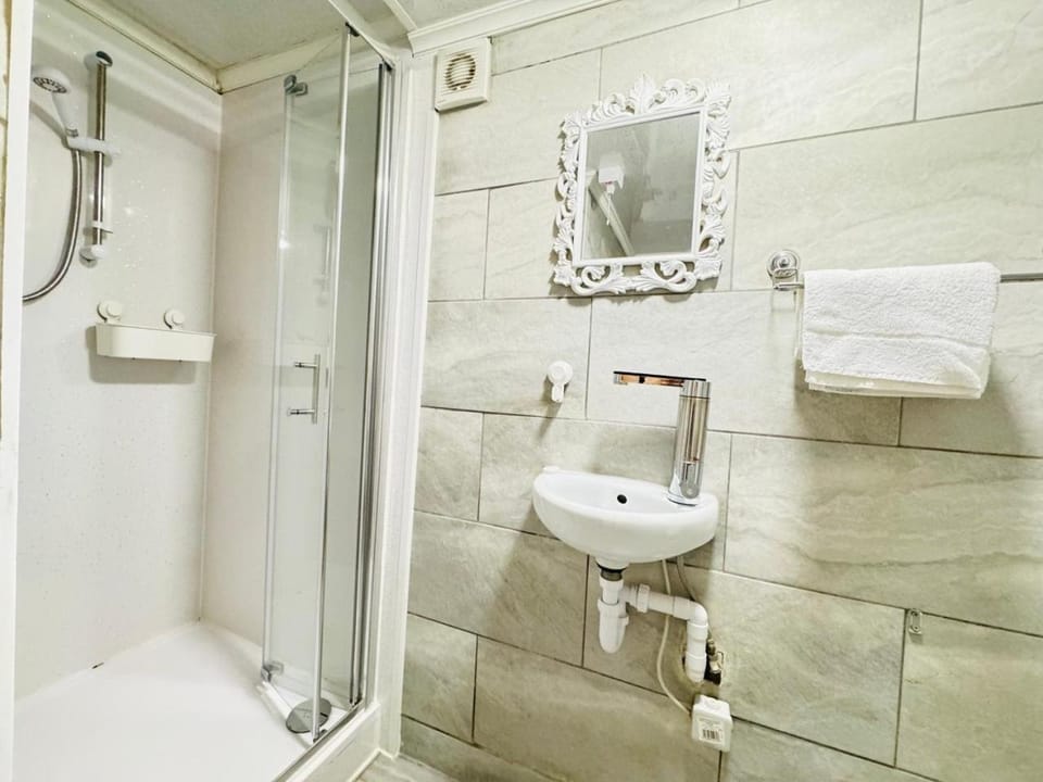 Toilet, Bathroom, towels