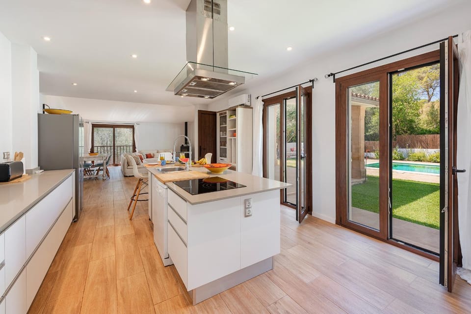 Kitchen or kitchenette, Dining area, Pool view, Swimming pool, stove