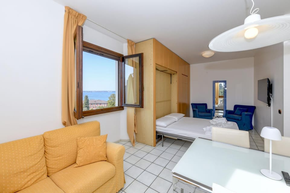 Communal lounge/ TV room, Bed, Natural landscape, TV and multimedia, Living room, Photo of the whole room, Evening entertainment, Bedroom