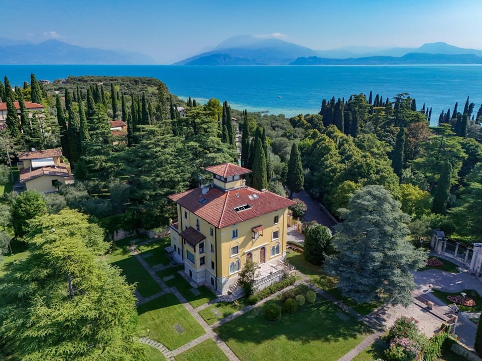 Property building, Nearby landmark, Day, Natural landscape, Bird's eye view, Lake view, Mountain view