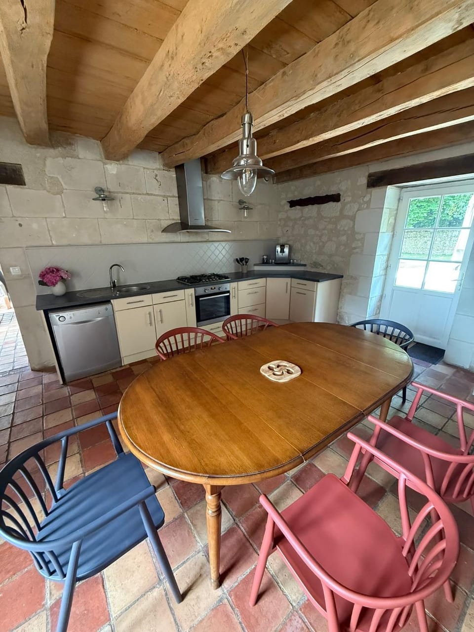 Coffee/tea facilities, Kitchen or kitchenette, Dining area, stove, kitchen