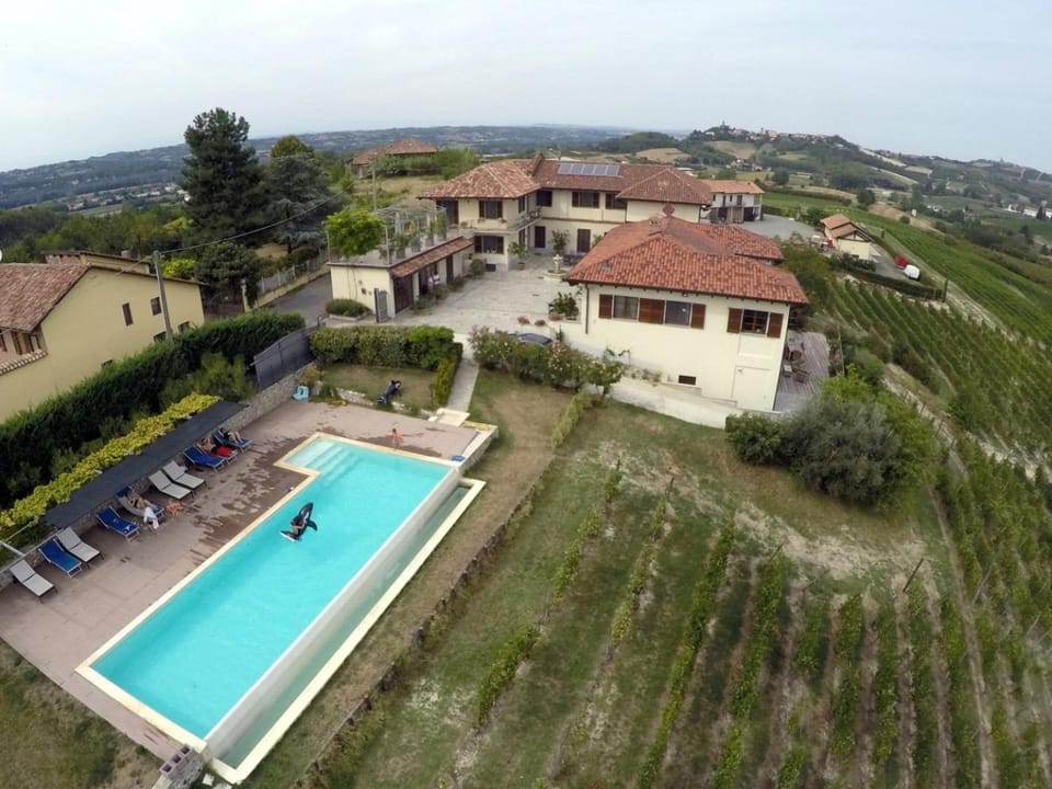Facade/entrance, Bird's eye view, Swimming pool