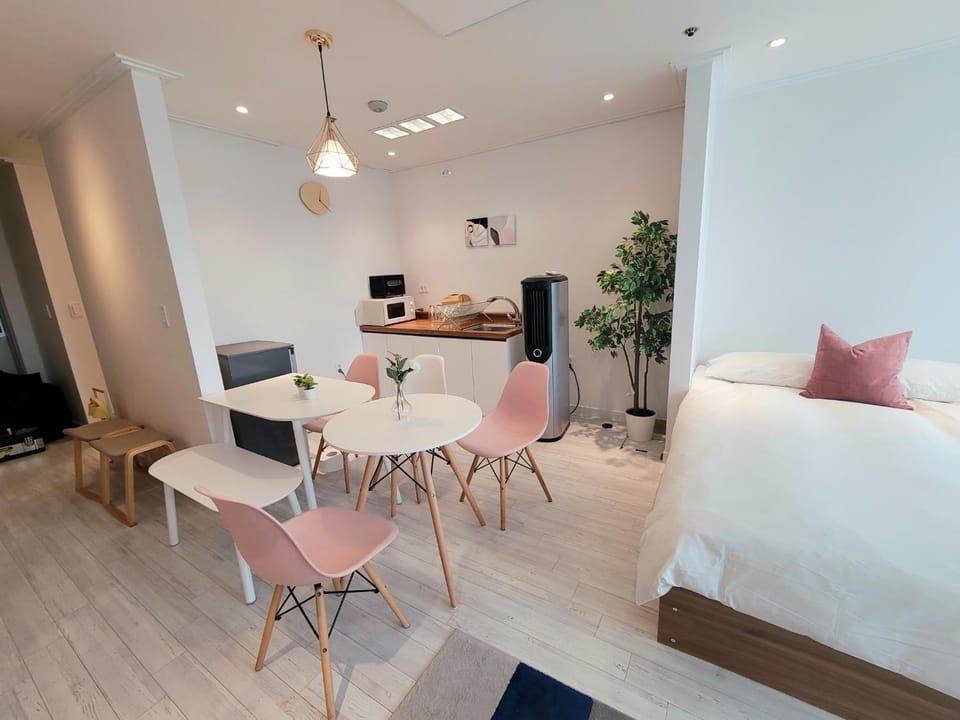 Kitchen or kitchenette, Dining area