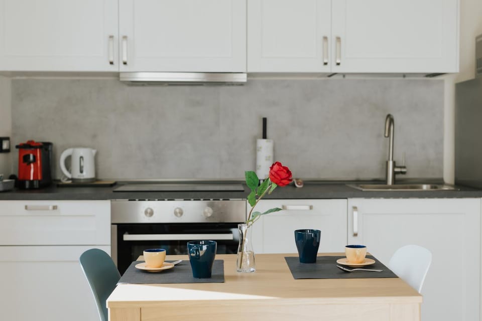 Coffee/tea facilities, oven, stove, kitchen