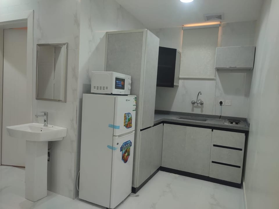 Kitchen or kitchenette, oven