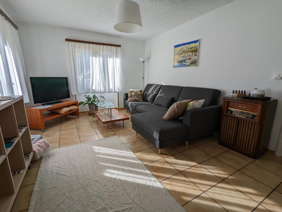 TV and multimedia, Living room, Evening entertainment