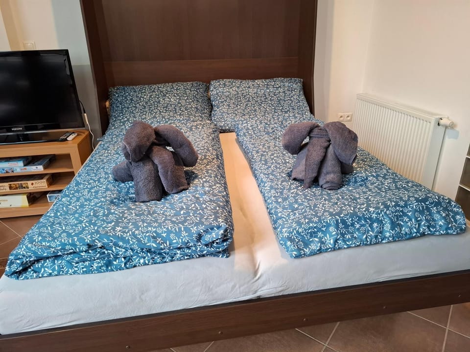 Bed, towels