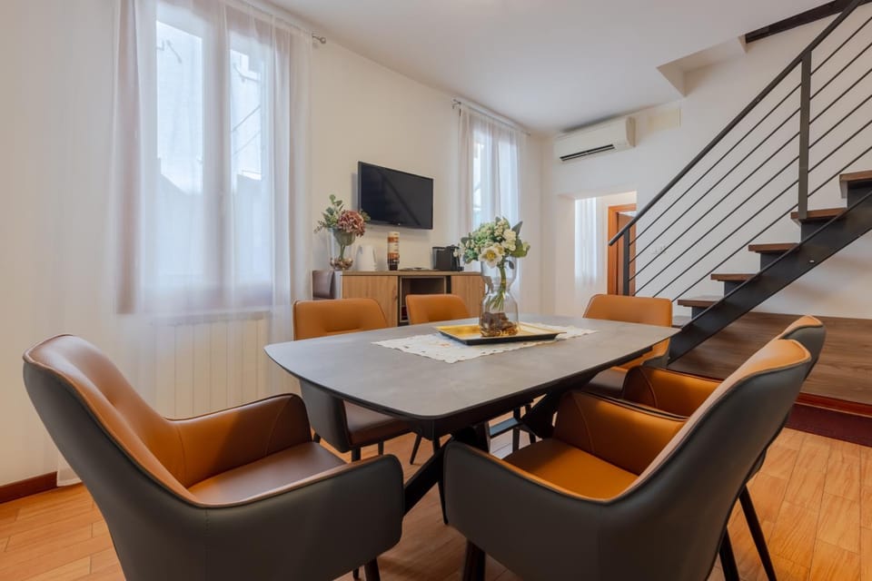 Seating area, Dining area