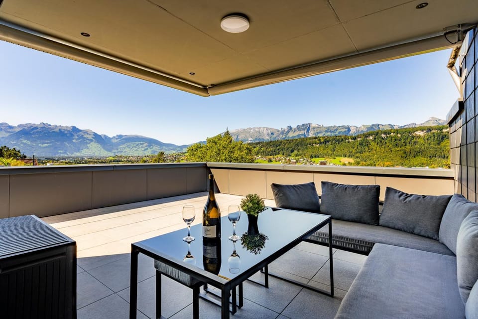 Day, Natural landscape, View (from property/room), Balcony/Terrace, Seating area, Dining area, Mountain view