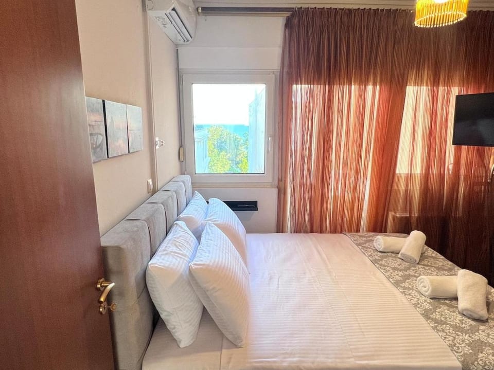 Bed, TV and multimedia, air conditioner